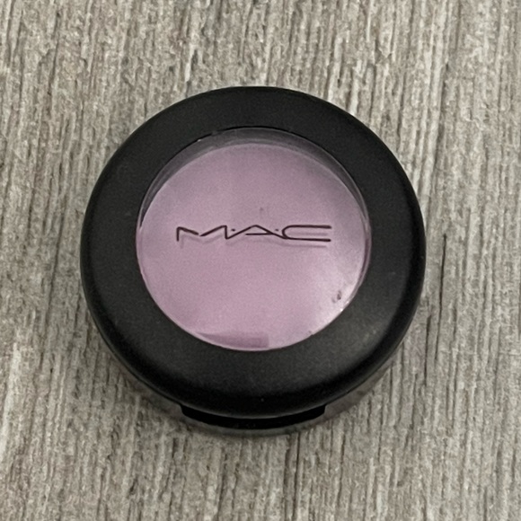 Discontinued MAC Eyeshadow LAVEN-DAH! - Picture 1 of 8